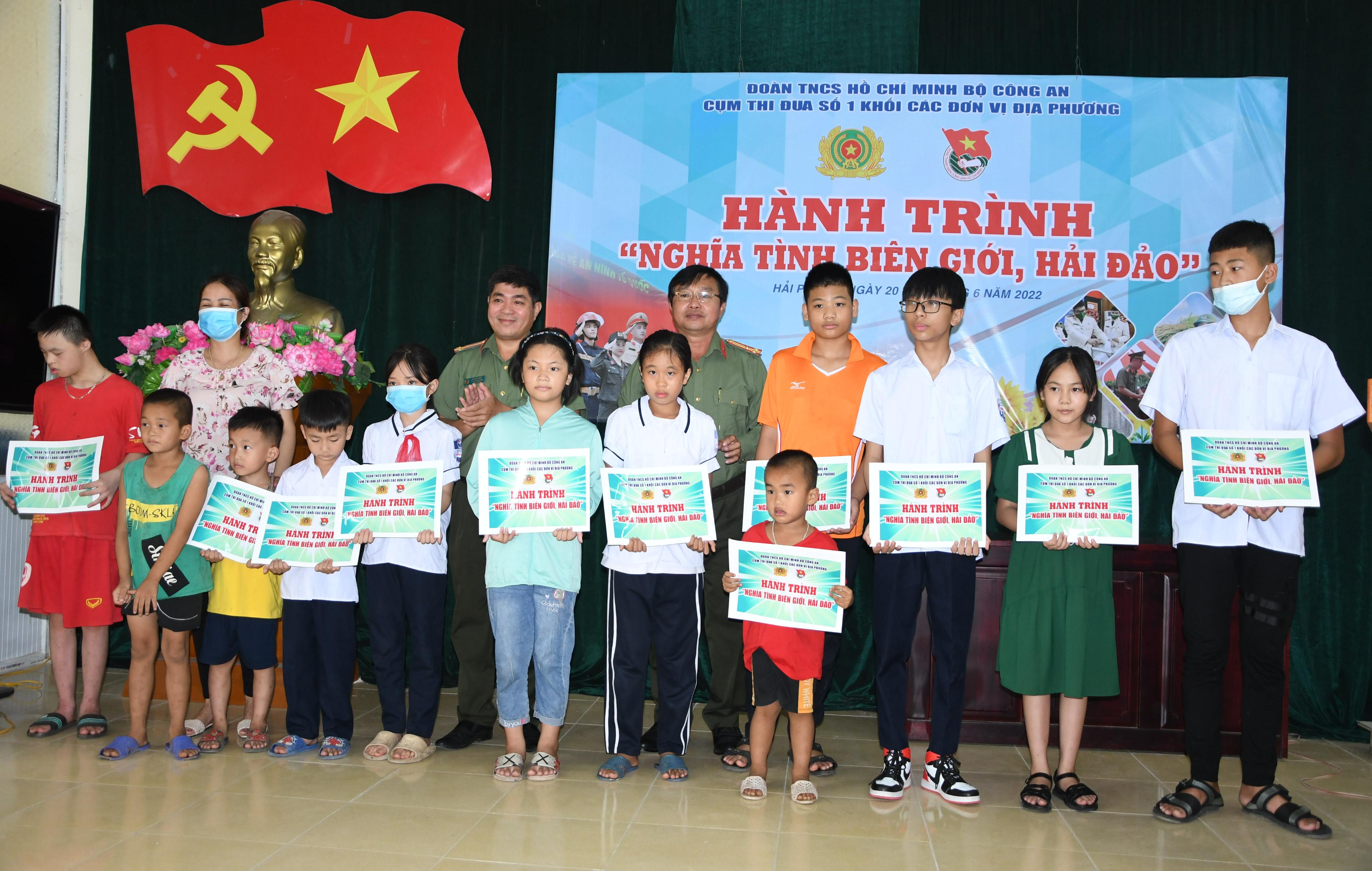 Cụm thi đua số 1 Đoàn Thanh niên Bộ Công an: Tổ chức chương trình “Nghĩa tình biên giới, hải đảo” tại huyện Cát Hải (Hải Phòng)